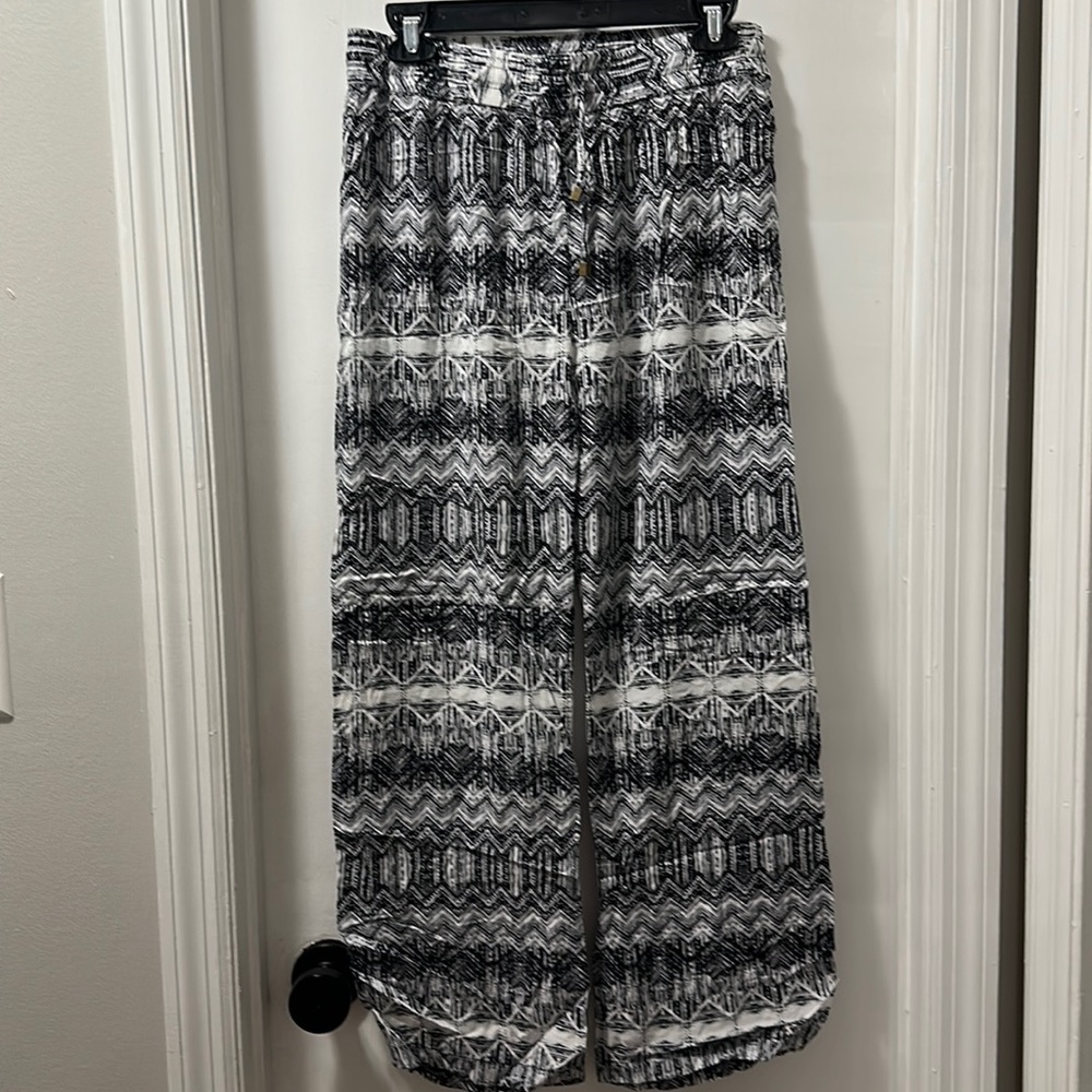 Hester & Orchard drawstring casual pants.
